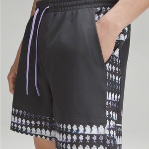 Lululemon Shorts Mens size L Gray  Purple Floral Short 7 Swimming Truck